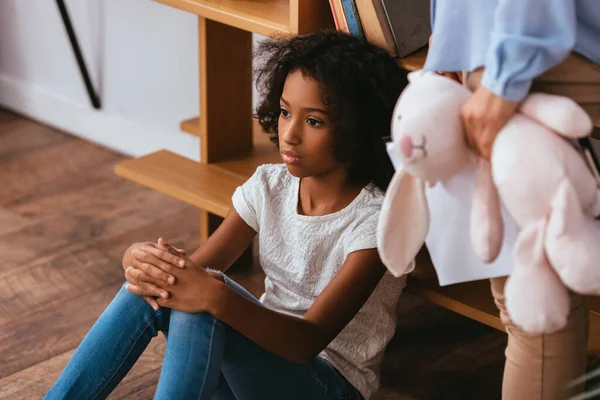 Depressief Afrikaans Amerikaans Meisje Met Autisme Weg Kijken Buurt Psycholoog — Stockfoto