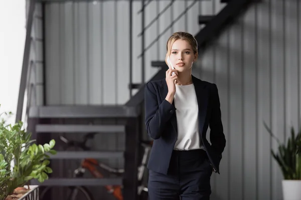 Žena Manažerka Rukou Kapse Dívá Jinam Zatímco Mluví Mobilním Telefonu — Stock fotografie