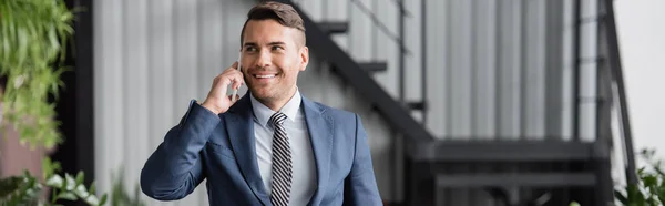 Smiling Businessman Looking Away While Talking Mobile Phone Work Blurred — Stock Photo, Image