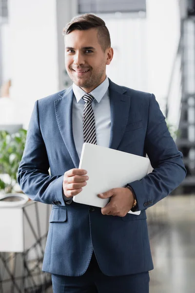 Vista Frontal Executivo Sorridente Com Laptop Olhando Para Câmera Enquanto — Fotografia de Stock