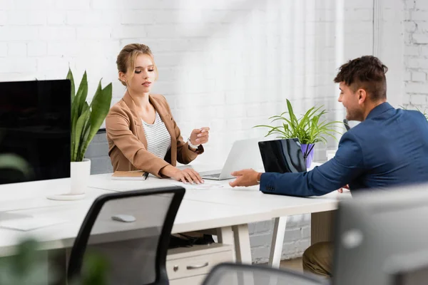 Mujer Ejecutiva Dando Documento Colega Mientras Sienta Mesa Con Las —  Fotos de Stock