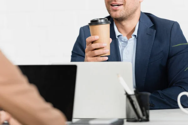 Vista Recortada Del Trabajador Oficina Con Taza Papel Hablando Mientras — Foto de Stock