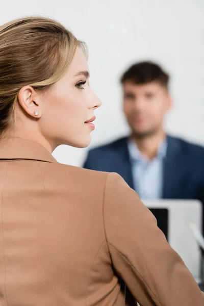 Achteraanzicht Van Blonde Zakenvrouw Kijken Weg Met Wazig Collega Achtergrond — Stockfoto