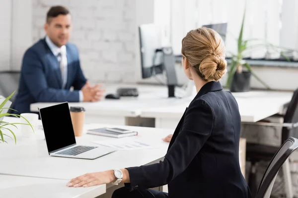 Mujer Negocios Rubia Sentada Cerca Computadora Portátil Lugar Trabajo Con —  Fotos de Stock