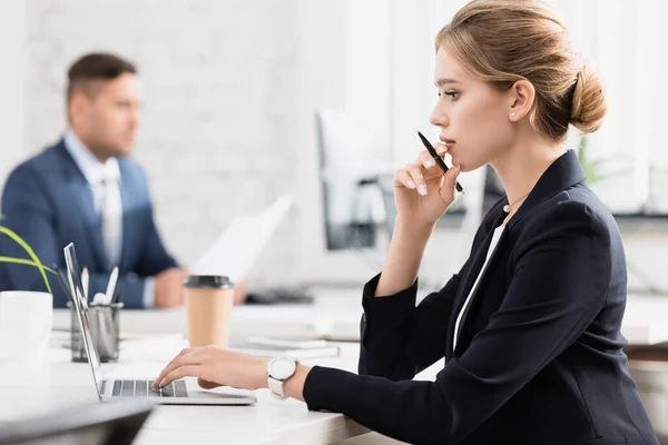 Vista Lateral Mujer Negocios Reflexiva Con Pluma Escribiendo Ordenador Portátil —  Fotos de Stock