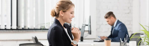 Donna Affari Felice Guardando Computer Portatile Mentre Seduto Sul Posto — Foto Stock