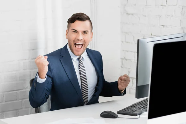 Aufgeregter Geschäftsmann Mit Geste Der Die Kamera Schaut Während Arbeitsplatz — Stockfoto