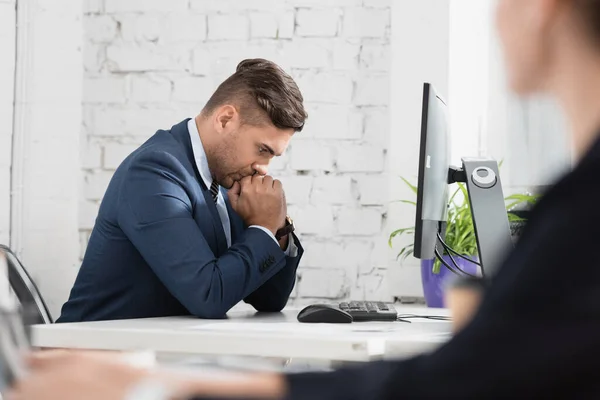 Pensativo Hombre Negocios Sentado Mesa Con Ordenador Primer Plano Borroso — Foto de Stock