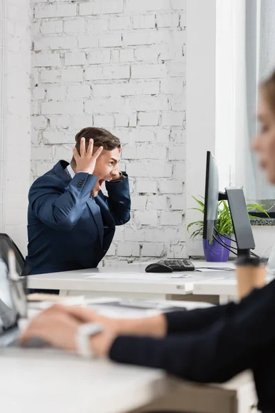 Empresario Sorprendido Con Las Manos Cerca Cabeza Mirando Monitor Computadora — Foto de Stock