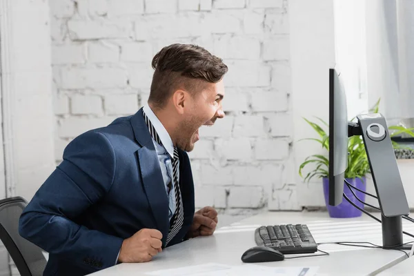 Empresario Sorprendido Con Boca Abierta Mirando Monitor Computadora Mientras Está — Foto de Stock