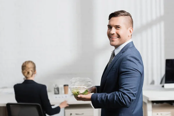 Hombre Negocios Sonriente Con Comida Tazones Plástico Mirando Cámara Mientras — Foto de Stock