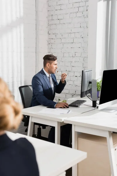 Empresario Con Tenedor Plástico Comiendo Tazón Plástico Mientras Mira Monitor — Foto de Stock