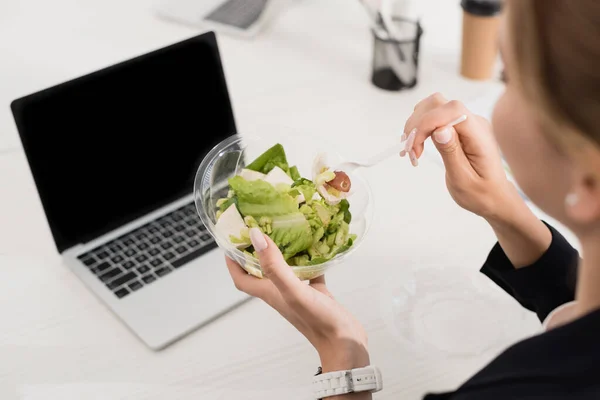 在前景暗淡的工作场所 女商人拿着塑料叉子和饭碗的高视角 — 图库照片