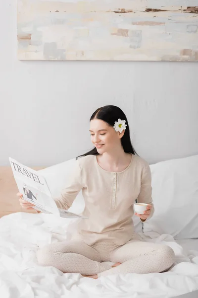 Glückliche Frau Mit Blume Haar Hält Tasse Und Liest Reisezeitung — Stockfoto