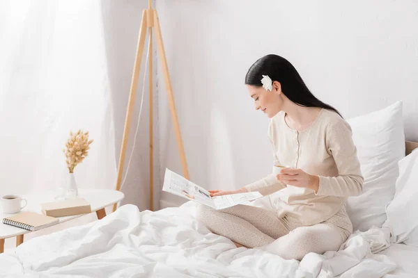 Mujer Feliz Con Vitiligo Flor Pelo Sosteniendo Taza Leyendo Periódico — Foto de Stock