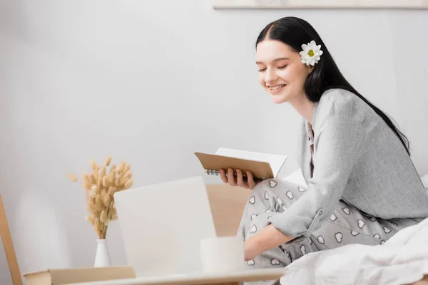 Feliz Freelancer Con Vitiligo Flor Pelo Con Ordenador Portátil Celebración — Foto de Stock