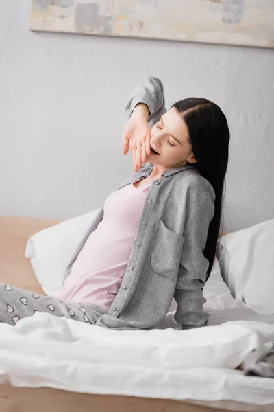 Sleepy Woman Vitiligo Yawning Covering Mouth Bedroom — Stock Photo, Image