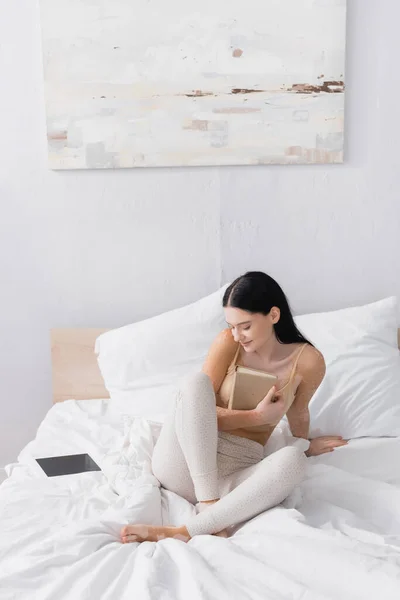 Mujer Con Vitiligo Sosteniendo Libro Sentado Cerca Tableta Digital Con — Foto de Stock