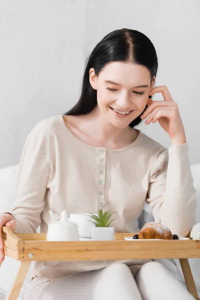 Leende Kvinna Med Vitiligo Tittar Välsmakande Frukost Brickan — Stockfoto