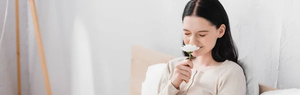 Jovem Morena Com Vitiligo Cheirando Flor Banner — Fotografia de Stock