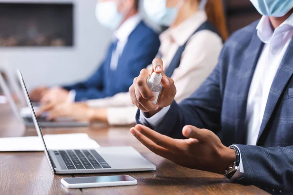 Vista Recortada Del Empresario Afroamericano Que Aplica Desinfectante Lugar Trabajo —  Fotos de Stock