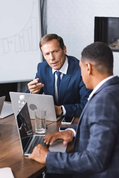 Ejecutivo Serio Hablando Con Empresario Afroamericano Durante Reunión Negocios Sala — Foto de Stock