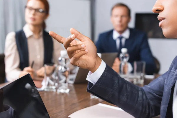 Close Blik Van Afrikaanse Amerikaanse Zakenman Wijzen Met Vinger Met — Stockfoto