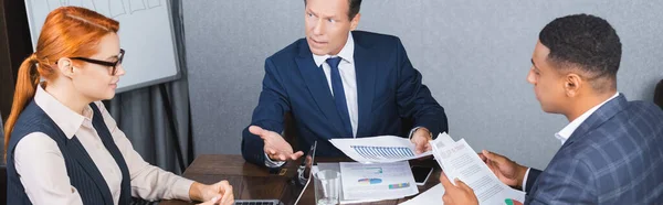 Dissatisfied Executive Documents Sitting Multicultural Colleagues Workplace Meeting Room Banner — Stock Photo, Image