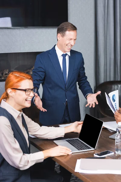 Happy Executive Lachen Terwijl Staan Buurt Van Multiculturele Collega Het — Stockfoto