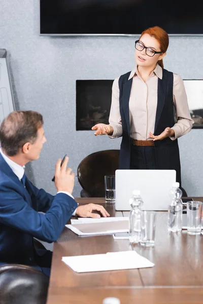 Femme Cadre Gestuelle Tout Parlant Collègue Assis Sur Lieu Travail — Photo