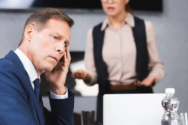 Verängstigter Geschäftsmann Blickt Mit Verschwommener Geste Auf Hintergrund — Stockfoto