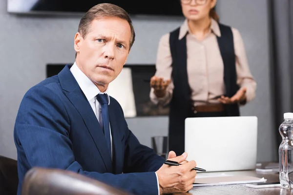 Asustado Hombre Negocios Mirando Cámara Mientras Está Sentado Lugar Trabajo — Foto de Stock