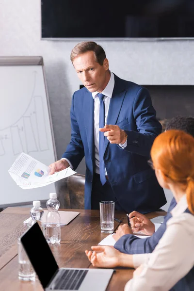 Serious Executive Papers Pointing Finger Businesswoman African American Colleague Blurred — Stock Photo, Image