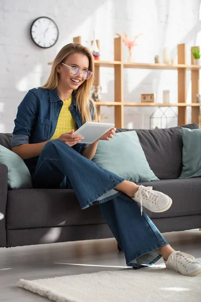 Volledige Lengte Van Gelukkig Blond Vrouw Met Digitale Tablet Weg — Stockfoto