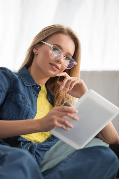 Leende Ung Blond Kvinna Glasögon Tittar Kameran Medan Håller Digital — Stockfoto