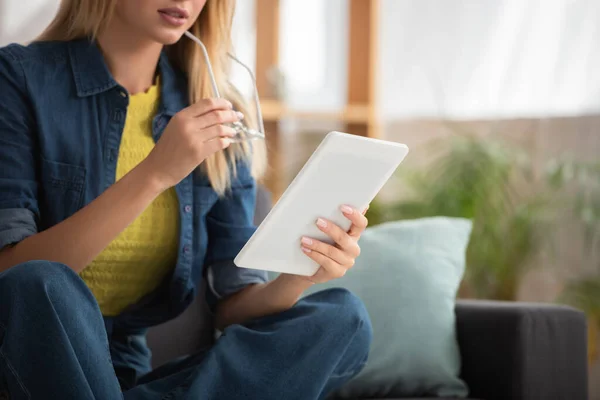 Vista Cortada Mulher Jovem Com Óculos Usando Tablet Digital Casa — Fotografia de Stock