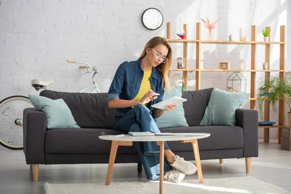 Full Length Young Woman Using Digital Tablet While Sitting Couch — Stock Photo, Image