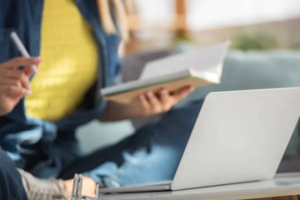 Laptop Buurt Wazig Vrouw Met Pen Notebook Achtergrond Thuis — Stockfoto