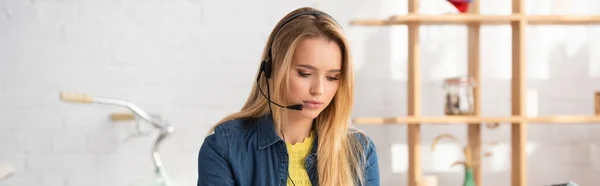 Young Blonde Woman Headset Looking Home Blurred Background Banner — Stock Photo, Image