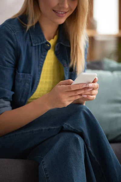 Cropped View Young Woman Texting Smartphone Blurred Background — Stock Photo, Image