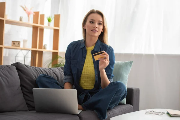 Young Blonde Woman Credit Card Looking Away While Sitting Laptop — Stock Photo, Image