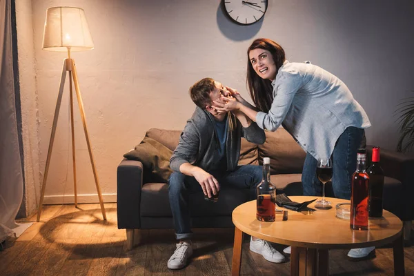 Wütende Ehefrau Schreit Und Prügelt Sich Mit Betrunkenem Mann Tisch — Stockfoto