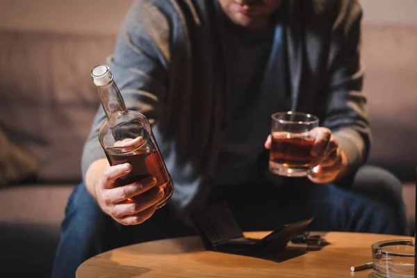 Vista Recortada Del Hombre Alcohólico Sosteniendo Botella Vaso Whisky Casa — Foto de Stock
