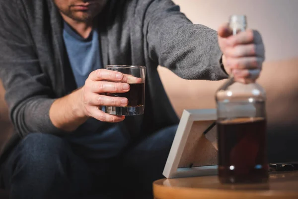 Vista Recortada Del Hombre Borracho Con Vidrio Botella Whisky Sentado — Foto de Stock