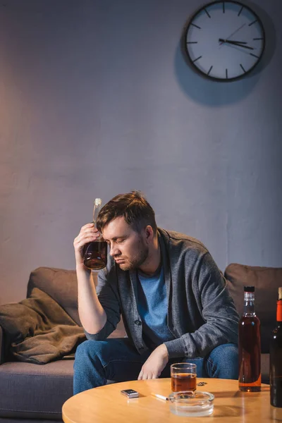 Betrunkener Hält Flasche Alkohol Der Hand Während Allein Hause Sitzt — Stockfoto