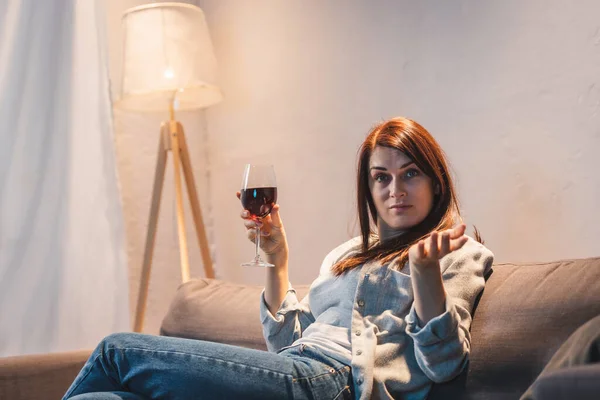 Opilá Skeptická Žena Hledící Kameru Zatímco Sedí Sklenicí Červeného Vína — Stock fotografie