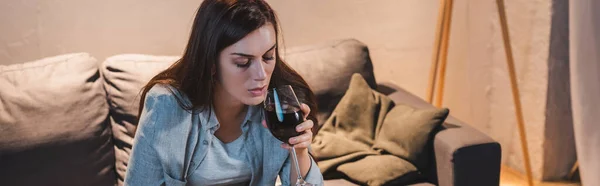 Μοναχική Απογοητευμένη Γυναίκα Κάθεται Σπίτι Και Πίνει Κόκκινο Κρασί Πανό — Φωτογραφία Αρχείου