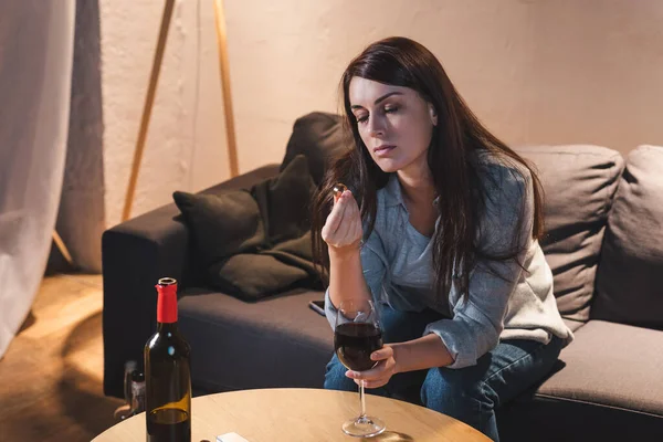 Mulher Viciada Álcool Segurando Anel Casamento Enquanto Sentado Com Copo — Fotografia de Stock