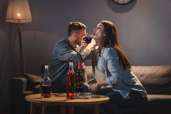 Pareja Alcohólicos Bebiendo Whisky Vino Casa Juntos — Foto de Stock