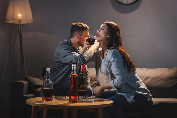 Dois Alcoólicos Bebendo Uísque Vinho Casa Juntos — Fotografia de Stock